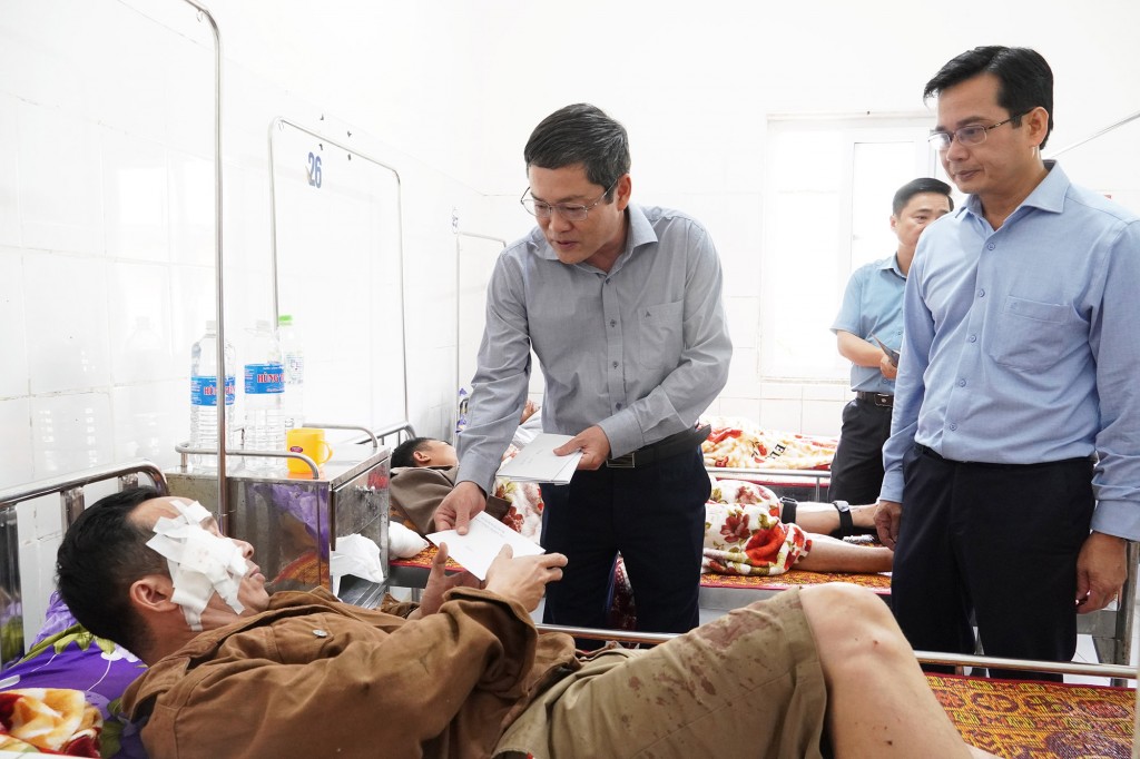 Phó Chủ tịch UBND tỉnh Quảng Trị Phan Phong Phú thăm, tặng quà động viên các nạn nhân trong vụ tai nạn giao thông tại Bệnh viện Đa khoa khu vực Hướng Hóa