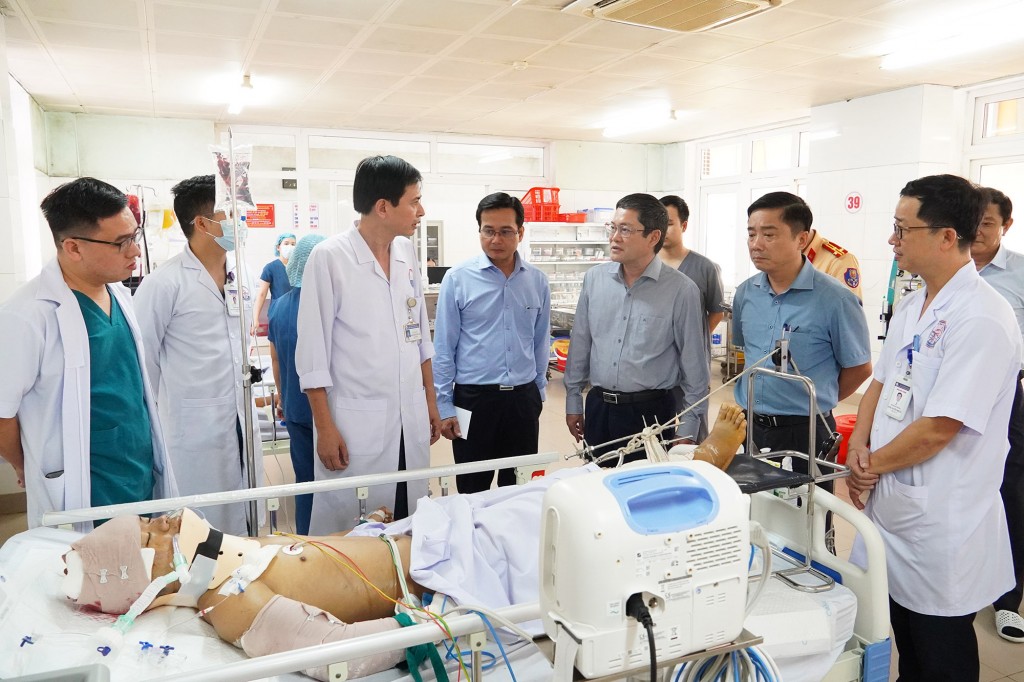 Lãnh đạo UBND tỉnh Quảng Trị thăm hỏi, động viên các nạn nhân đang cấp cứu tại bệnh viện 