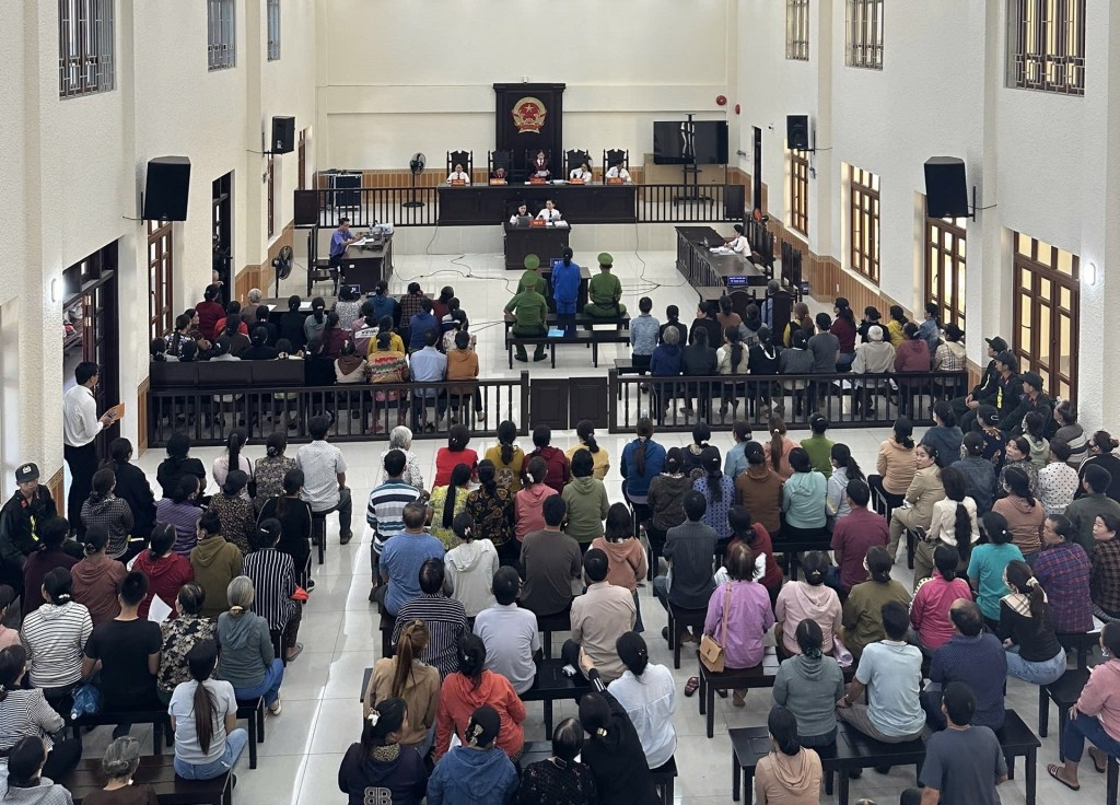 Về trách nhiệm dân sự, 202 bị hại yêu cầu Lê Thị Lại bồi thường tổng số tiền hơn 116 tỷ đồng đã chiếm đoạt. Riêng bị hại Lê Thị Bích Hằng không yêu cầu Lê Thị Lại bồi thường số tiền đã chiếm đoạt là 768.400.000 đồng (Ảnh: CTV) Về trách nhiệm dân sự, 202 bị hại yêu cầu Lê Thị Lại bồi thường tổng số tiền hơn 116 tỷ đồng đã chiếm đoạt. Riêng bị hại Lê Thị Bích Hằng không yêu cầu Lê Thị Lại bồi thường số tiền đã chiếm đoạt là 768.400.000 đồng (Ảnh: CTV)