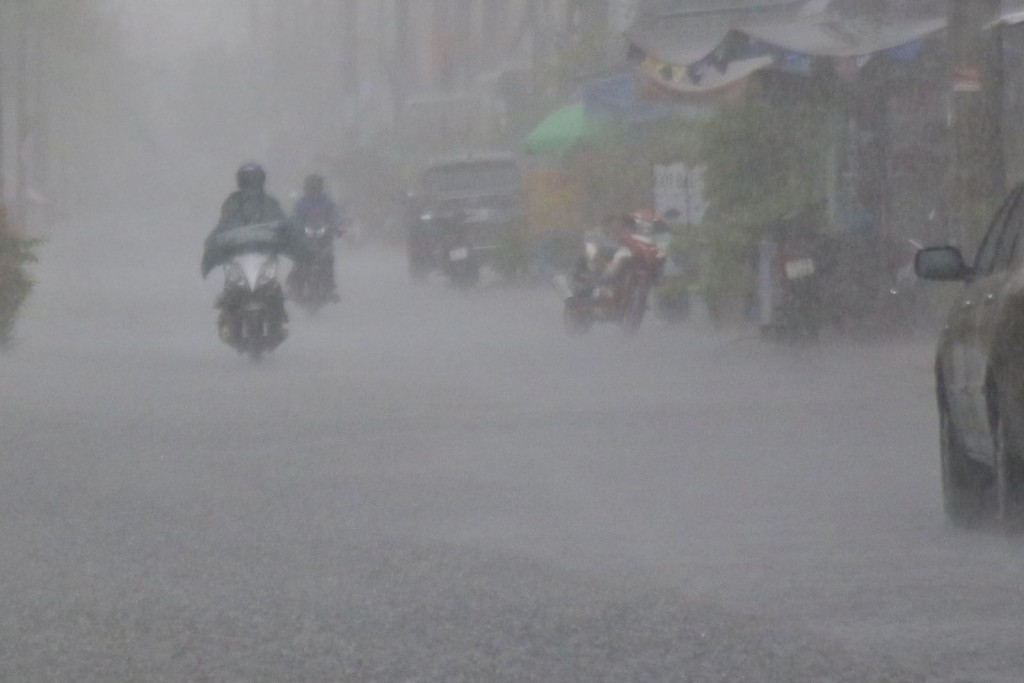 Áp thấp nhiệt đới vào Biển Đông, có khả năng mạnh lên thành bão