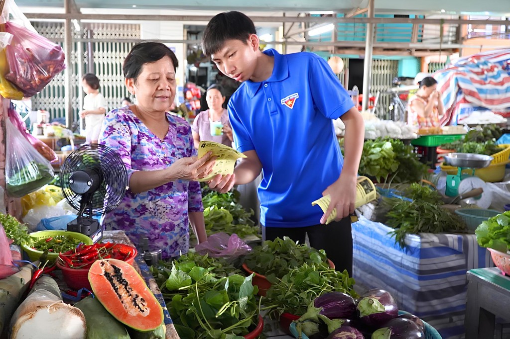Tuổi trẻ Đồng Tháp hướng dẫn tiểu thương sử dụng thanh toán trực tuyến trong phong trào Bình dân học vụ số. Tuổi trẻ Đồng Tháp hướng dẫn tiểu thương sử dụng thanh toán trực tuyến trong phong trào Bình dân học vụ số.