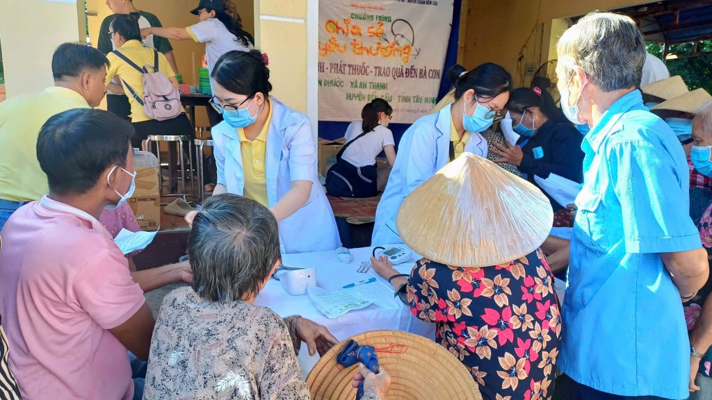 Tây Ninh phát động đợt thi đua chào mừng Đại hội Đảng Tây Ninh phát động đợt thi đua chào mừng Đại hội Đảng