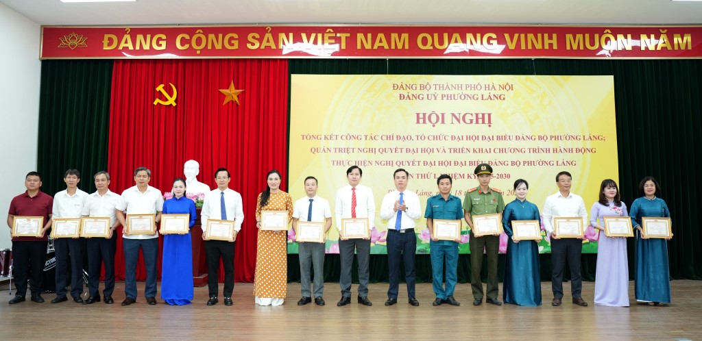 Đồng chí Nguyễn Hồng Dân - Bí thư Đảng uỷ, Chủ tịch HĐND phường Láng trao giấy khen cho các tập thể có thành tích xuất sắc Đồng chí Nguyễn Hồng Dân - Bí thư Đảng uỷ, Chủ tịch HĐND phường Láng trao giấy khen cho các tập thể có thành tích xuất sắc