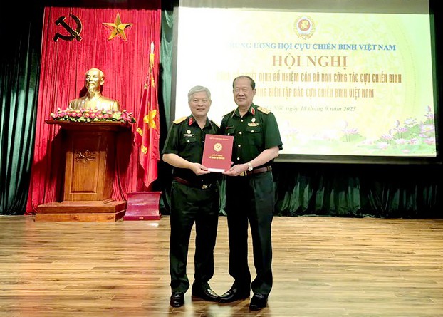 Thượng tướng Bế Xuân Trường trao Quyết định bổ nhiệm Đại tá, nhà báo Đỗ Phú Thọ giữ chức Tổng biên tập Báo Cựu chiến binh Việt Nam. 