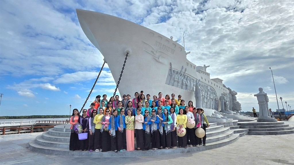 Cụm Tượng đài Chuyến tàu tập kết ra Bắc tại xã Sông Đốc,