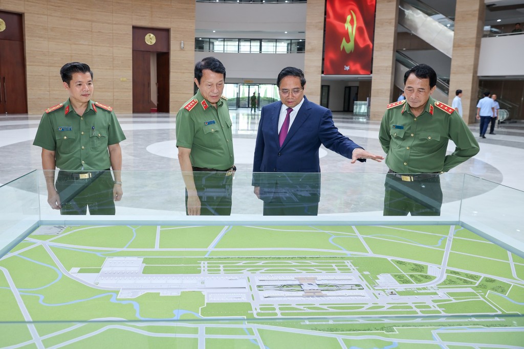 Thủ tướng và các đại biểu xem mô hình quy hoạch tổng thể sân bay Gia Bình - Ảnh: VGP/Nhật Bắc Thủ tướng và các đại biểu xem mô hình quy hoạch tổng thể sân bay Gia Bình - Ảnh: VGP/Nhật Bắc