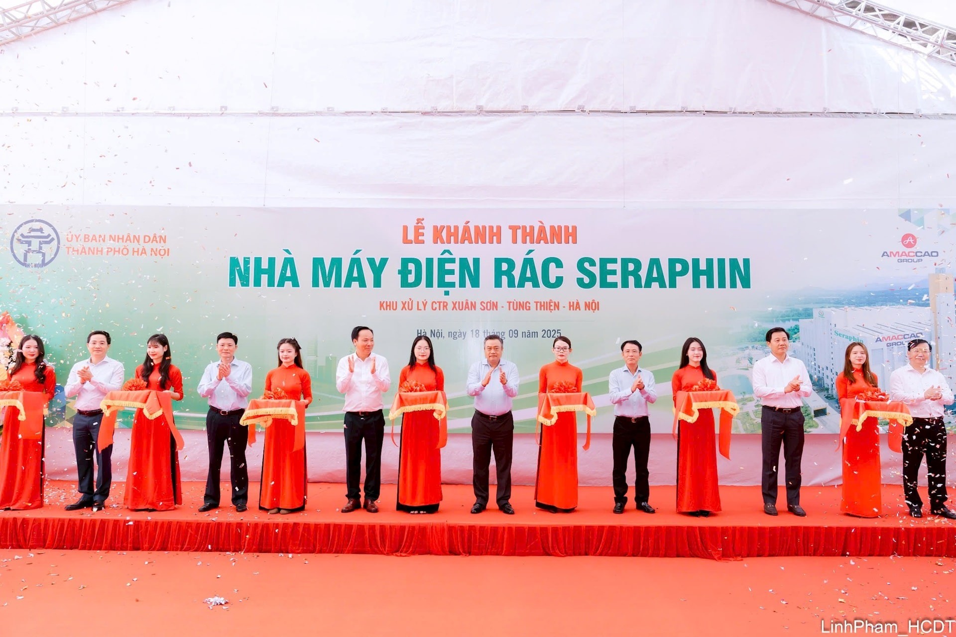 Lãnh đạo thành phố Hà Nội và đại diện Tập đoàn AMACCAO cắt băng khánh thành Nhà máy điện rác Seraphin