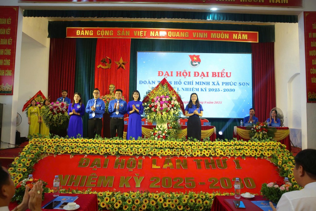 Đại diện Thành đoàn Hà Nội tặng hoa chúc mừng Đại hội