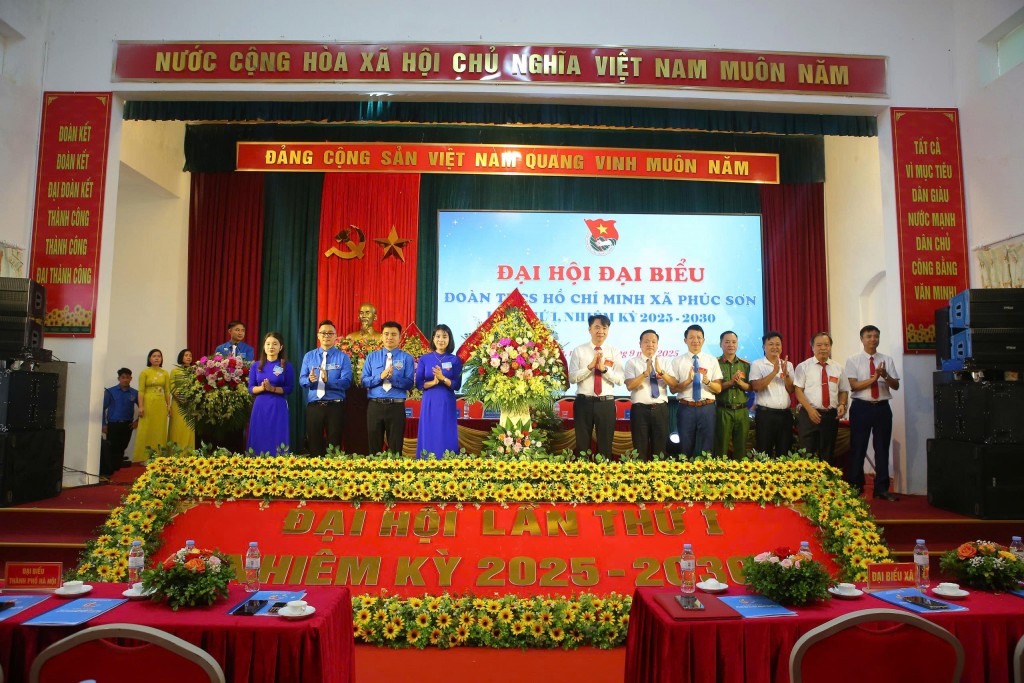 Lãnh đạo xã Phúc Sơn chúc mừng Đại hội