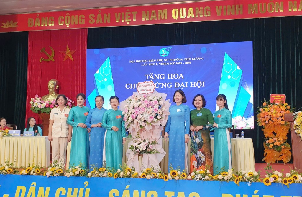 Các đại biểu Hội LHPN TP Hà Nội chúc mừng đại hội