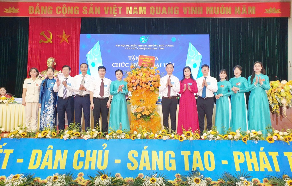 Lãnh đạo Đảng ủy - HĐND - UBND - MTTQ phường Phú Lương chúc mừng đại hội