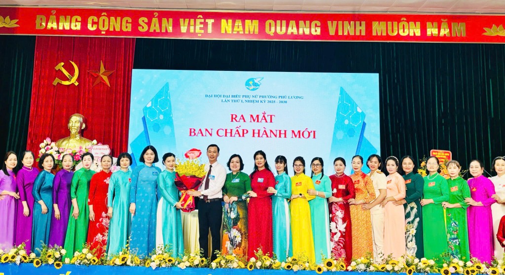 33 đồng chí Ủy viên BCH Hội LHPN phường Phú Lương nhiệm kỳ 2025 - 2030 ra mắt đại hội