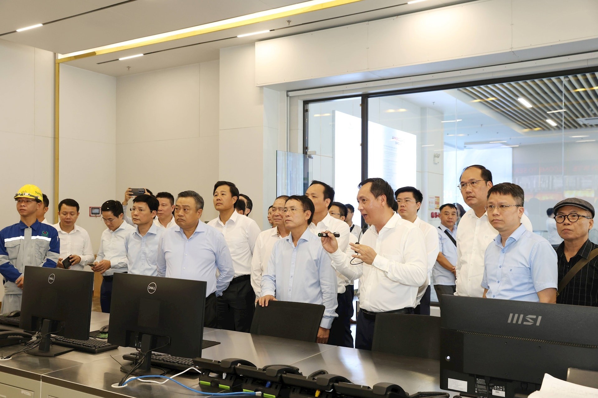 Lãnh đạo thành phố Hà Nội tham quan khu điều hành nhà máy. Ảnh: Hoàng Sơn