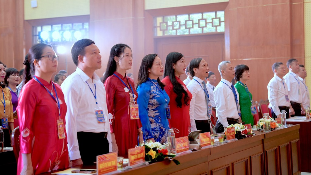 Các vị đại biểu thực hiện nghi thức chào cờ 