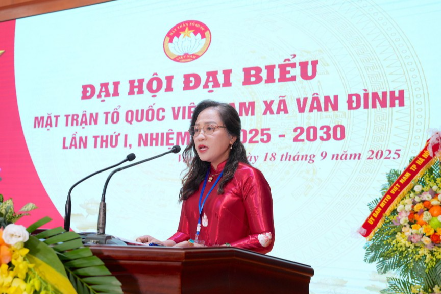 Chủ tịch Ủy ban MTTQ Việt Nam xã Vân Đình Nguyễn Hạnh Vân phát biểu