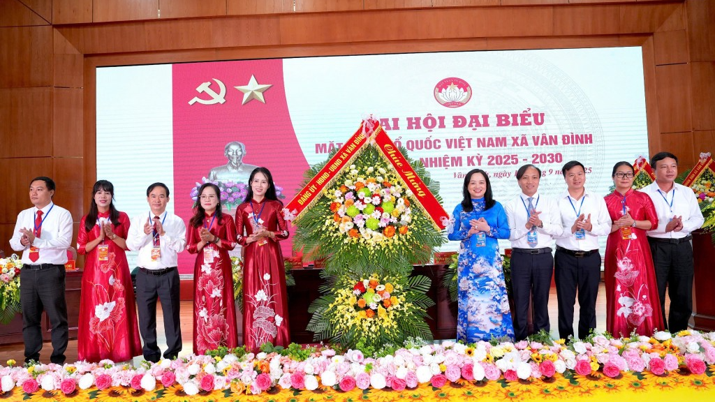 Lãnh đạo xã Vân Đình tặng hoa chúc mừng Đại hội (Ảnh: Lại Tấn)