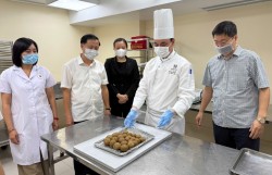 Lấy mẫu xét nghiệm các loại bánh Trung thu tại khách sạn 5 sao