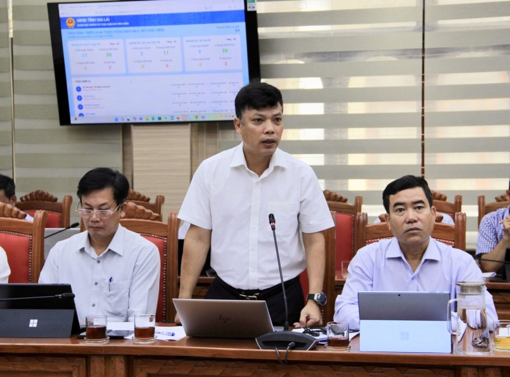 Phó Chánh Văn phòng UBND tỉnh Gia Lai Võ Gia Nghĩa báo cáo kết quả triển khai mô hình điểm thực hiện Nghị quyết số 57-NQ/TW, Đề án 06 và Đề án chuyển đổi số trong cơ quan đảng
