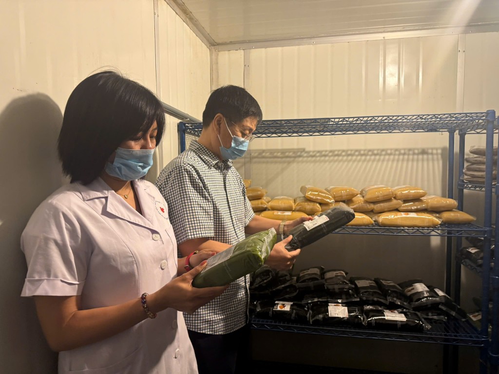 Lấy mẫu xét nghiệm các loại bánh Trung thu khách sạn 5 sao