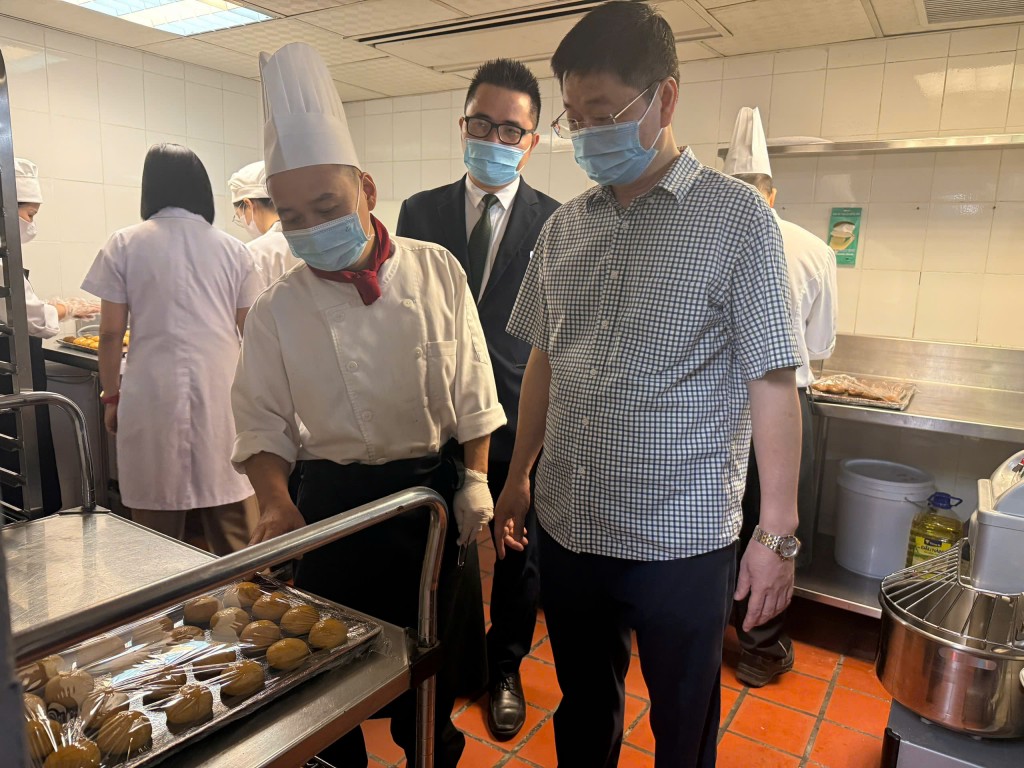 Lấy mẫu xét nghiệm các loại bánh Trung thu khách sạn 5 sao