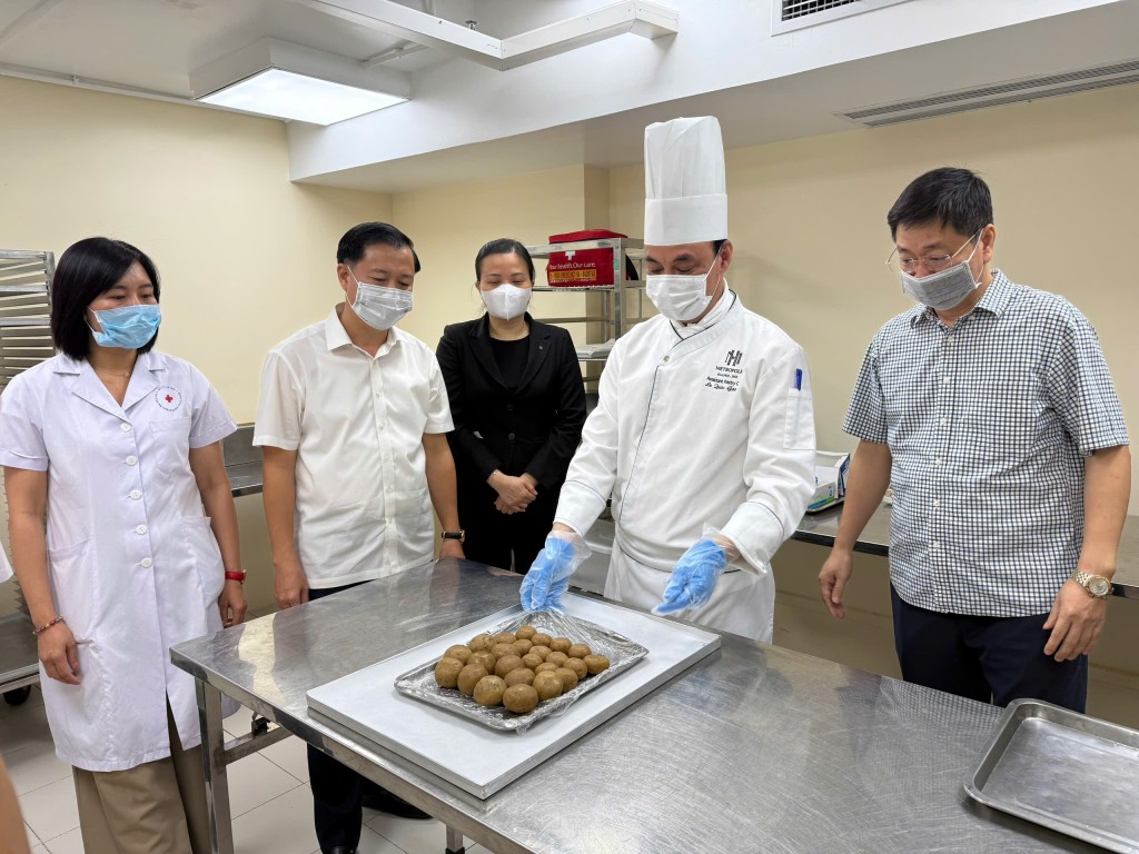 Lấy mẫu xét nghiệm các loại bánh Trung thu khách sạn 5 sao