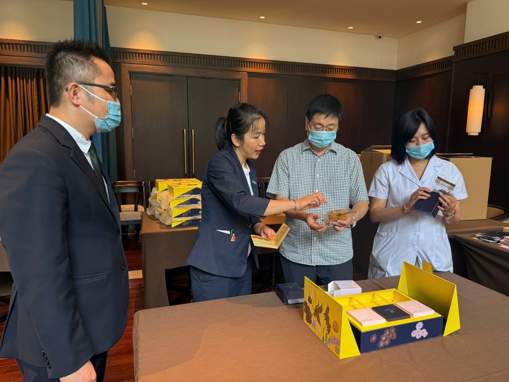 Lấy mẫu xét nghiệm các loại bánh Trung thu khách sạn 5 sao