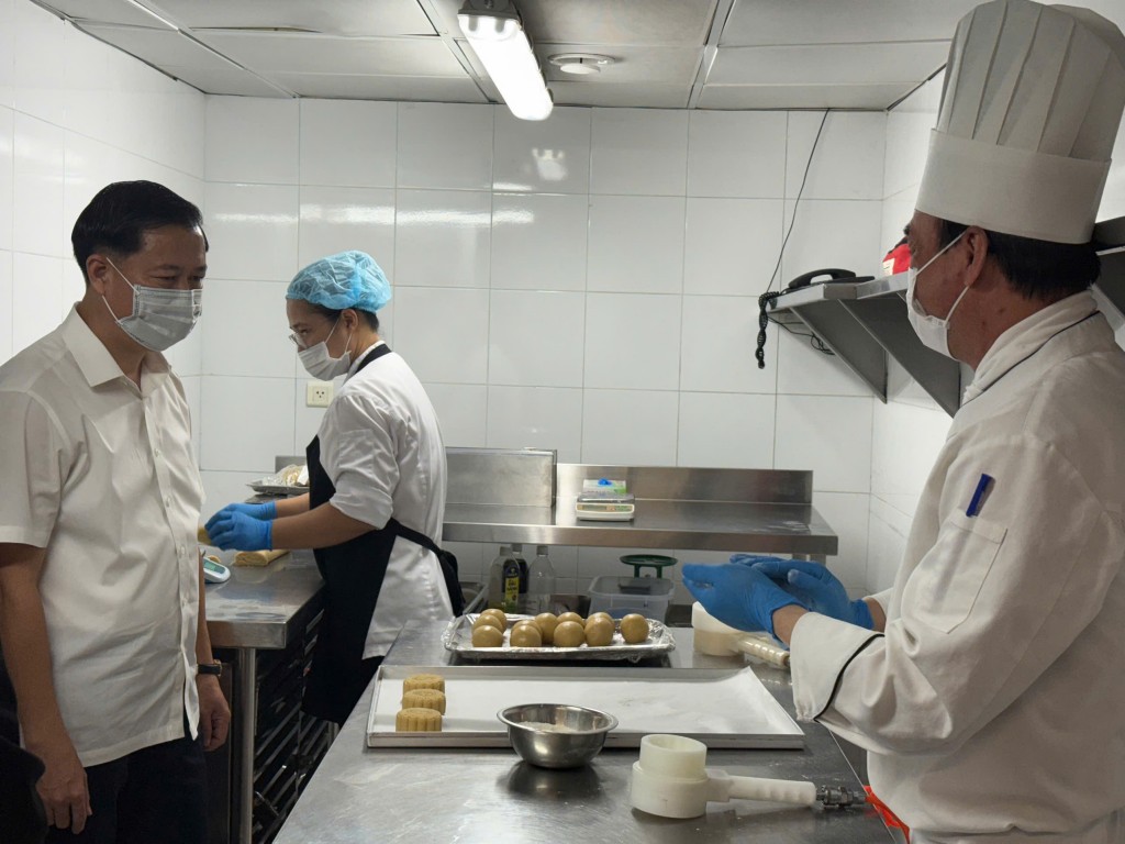 Lấy mẫu xét nghiệm các loại bánh Trung thu khách sạn 5 sao