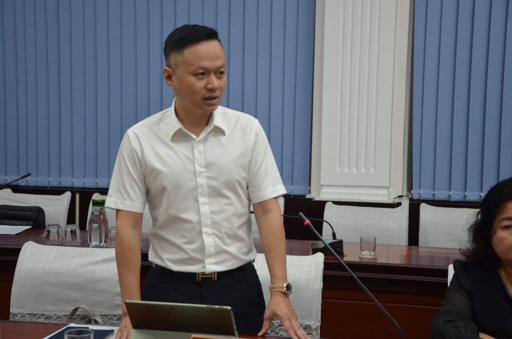 Đại diện Công ty Cổ phần Cảng Hàng không Mặt Trời báo cáo tiến độ công tác chuẩn bị lễ khởi công các công trình, dự án phục vụ Hội nghị APEC 2027