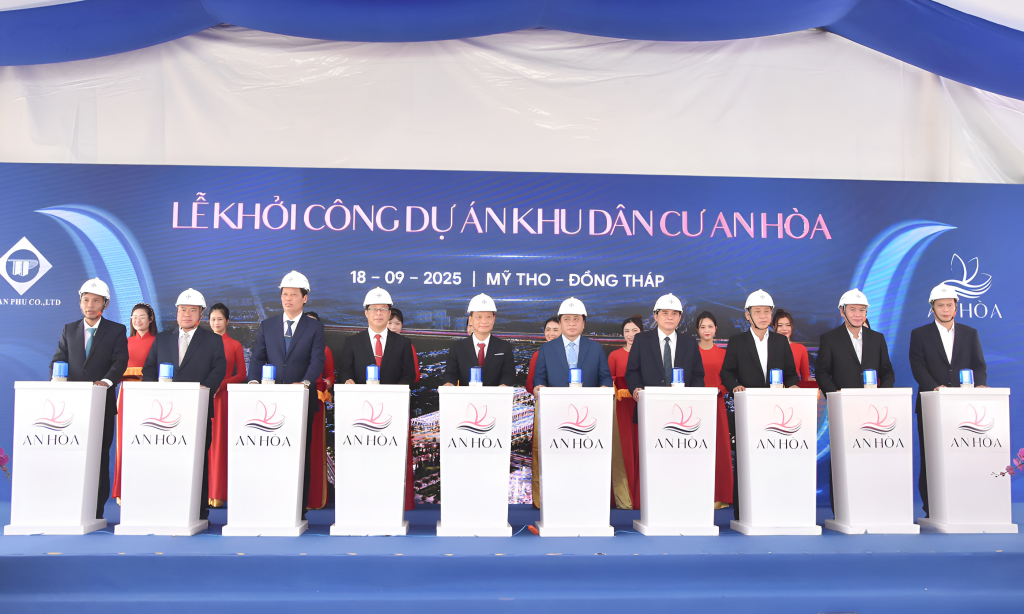 Đại biểu thực hiện nghi thức khởi công dự án Khu dân cư An Hòa