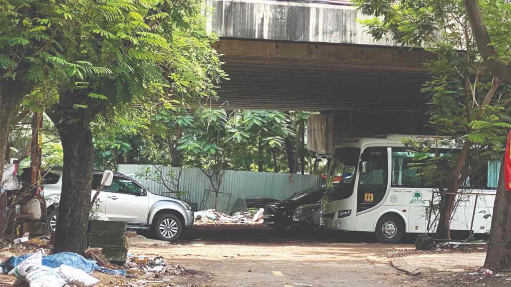 Bãi giữ xe ở gầm cầu Him Lam, xã Bình Hưng, TPHCM. Ảnh: QUỐC HÙNG Bãi giữ xe ở gầm cầu Him Lam, xã Bình Hưng, TPHCM. Ảnh: QUỐC HÙNG
