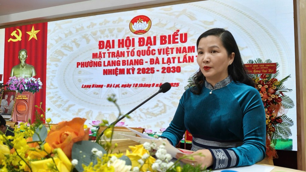 Đồng chí Trần Thị Chúc Quỳnh, Tỉnh ủy viên, Bí thư Đảng ủy, Chủ tịch HĐND phường Lang Biang - Đà Lạt phát biểu tại đại hội