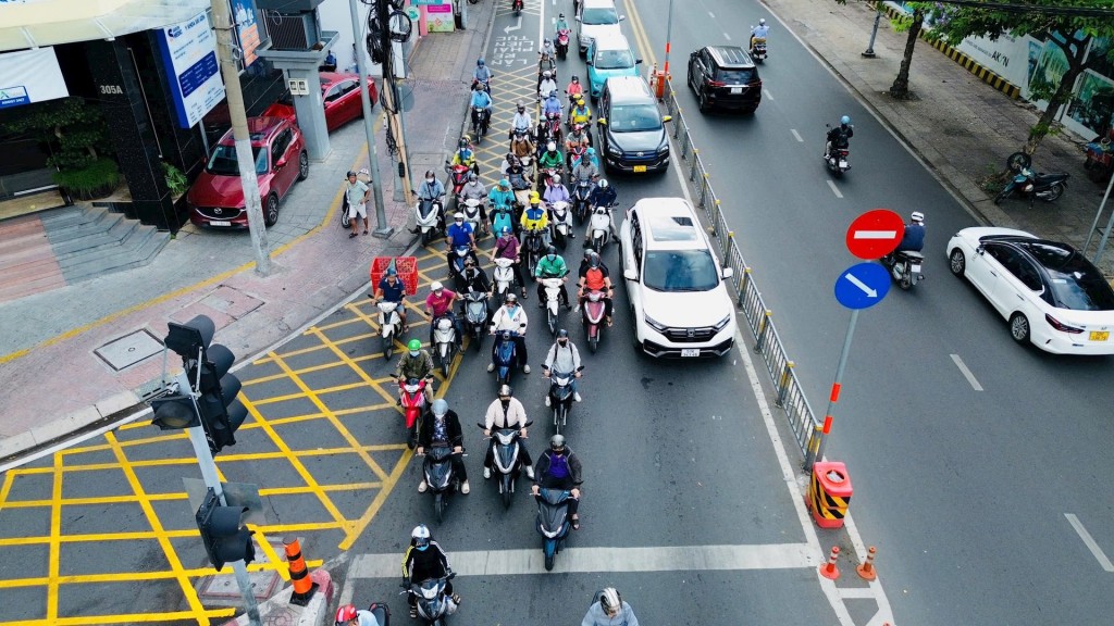 Các phương tiện nếu dừng, đỗ trên khu vực vạch mắt võng là vi phạm luật. Các phương tiện nếu dừng, đỗ trên khu vực vạch mắt võng là vi phạm luật.