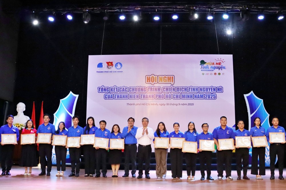 Chủ tịch Ủy ban MTTQ Việt Nam TP.Hồ Chí Minh Nguyễn Phước Lộc và Bí thư Thành Đoàn Ngô Minh Hải trao Bằng khen cho tập thể có thành tích xuất sắc trong triển khai đội hình thanh niên tình nguyện hỗ trợ vận hành mô hình chính quyền địa phương 02 cấp, cung cấp dịch vụ công trực tuyến tại cơ sở