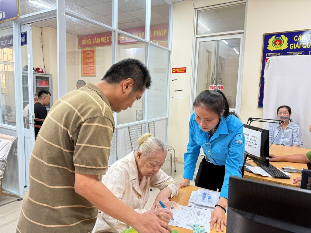 Áo xanh tinh nguyện hỗ trợ người dân làm thủ tục 