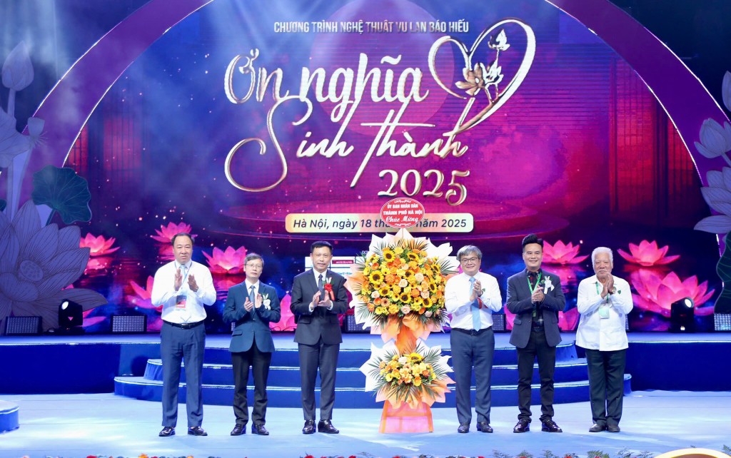 Đồng chí Trương Việt Dũng - Thành ủy viên, Phó Chủ tịch UBND TP Hà Nội chúc mừng chương trình