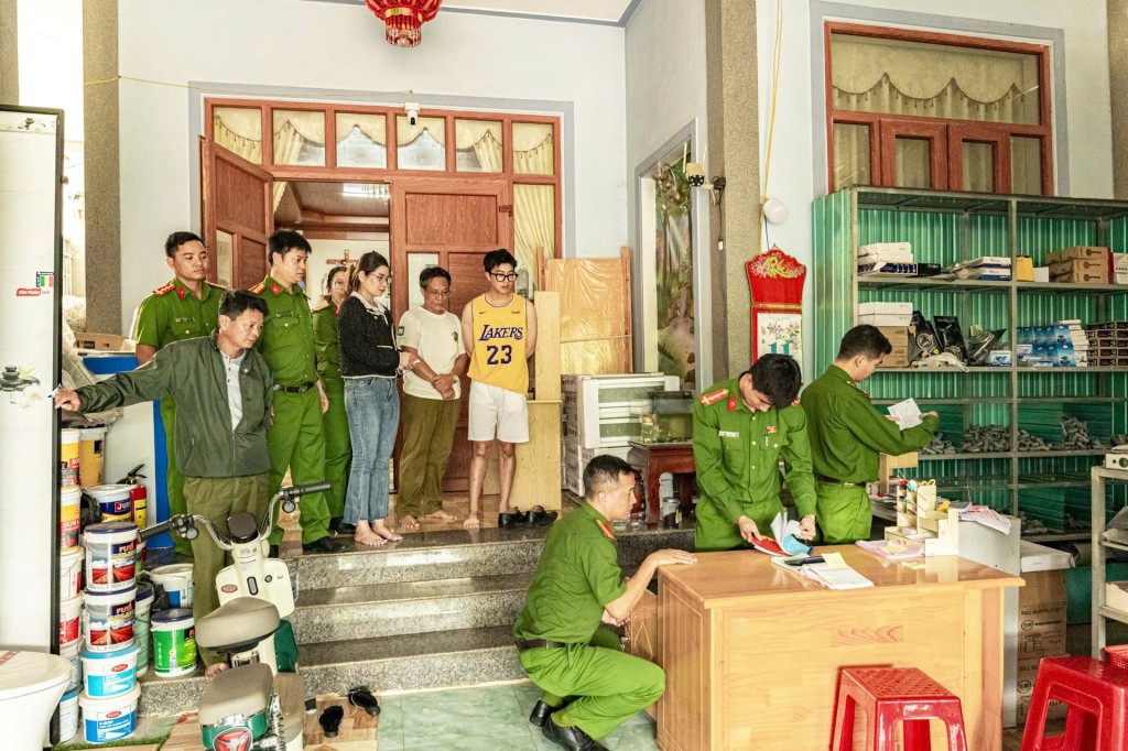 Cơ quan điều tra thi hành lệnh khám xét tại nhà của Lâm Thị Hương và thu giữ nhiều chứng cứ quan trọng (Ảnh: CA)