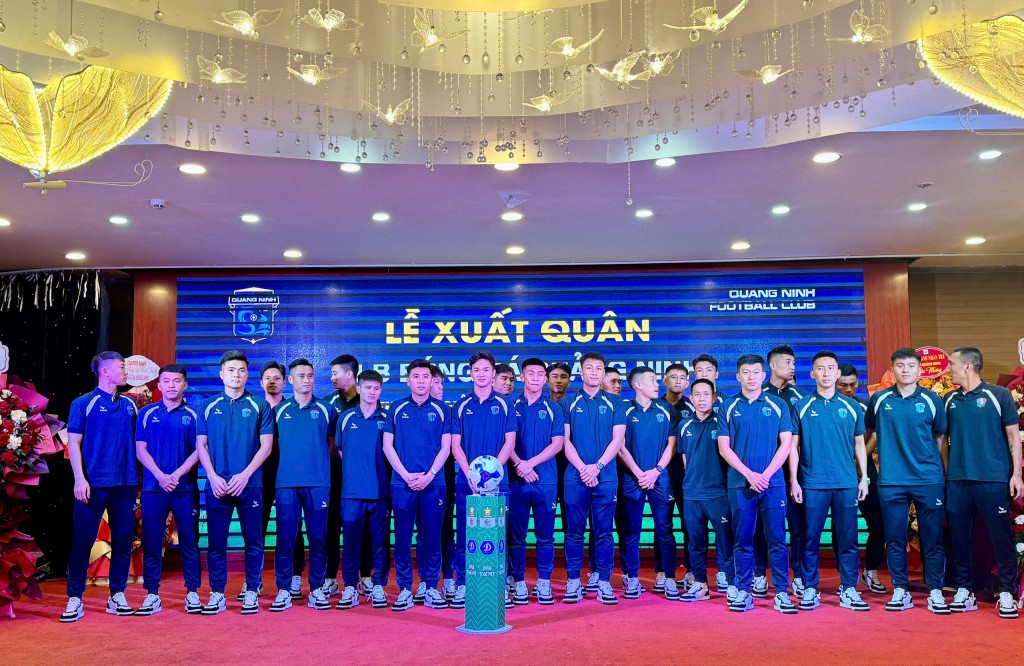 Các cầu thủ CLB Bóng đá Quảng Ninh tại lễ xuất quân