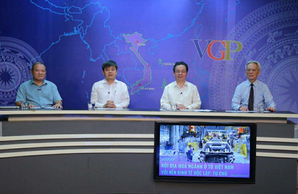 Các khách mời tham dự Tọa đàm (từ phải sang): TS. Nguyễn Sĩ Dũng, nguyên Phó Chủ nhiệm Văn phòng Quốc hội, điều phối Tọa đàm; GS.TS. Hoàng Văn Cường, Đại biểu Quốc hội, Phó Chủ tịch Hội đồng giáo sư Nhà nước, TS. Nguyễn Văn Hội, Viện trưởng Viện Nghiên cứu chiến lược, chính sách công thương - Bộ Công Thương; TS. Ngô Nhật Thái – Chuyên gia có hơn 30 năm kinh nghiệm trong ngành sản xuất ô tô - Ảnh: VGP/Minh Khôi