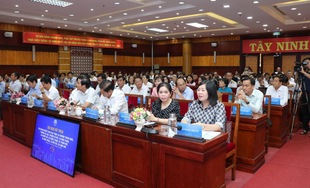 Chủ tịch UBND tỉnh Tây Ninh đối thoại với cộng đồng doanh nghiệp Chủ tịch UBND tỉnh Tây Ninh đối thoại với cộng đồng doanh nghiệp