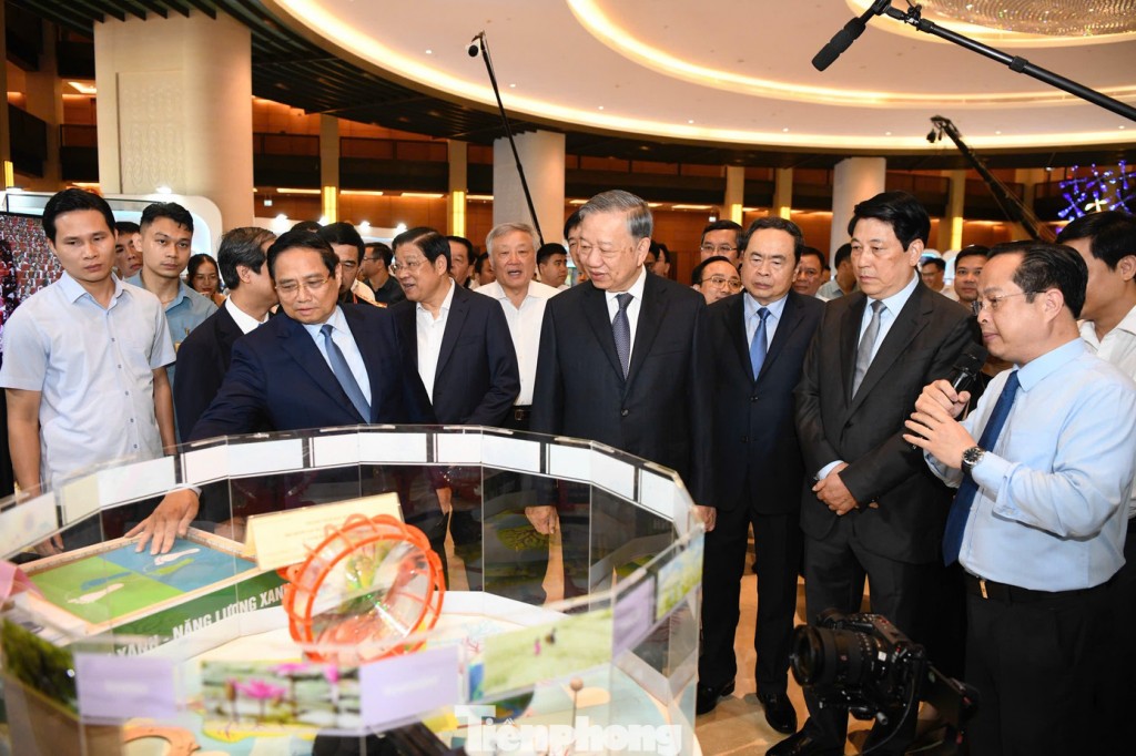 Tổng Bí thư Tô Lâm, Chủ tịch nước Lương Cường, Thủ tướng Phạm Minh Chính, Chủ tịch Quốc hội Trần Thanh Mẫn và các đại biểu tham quan triển lãm thành tựu y tế và giáo dục, ngày 16/9. Ảnh: Như Ý.