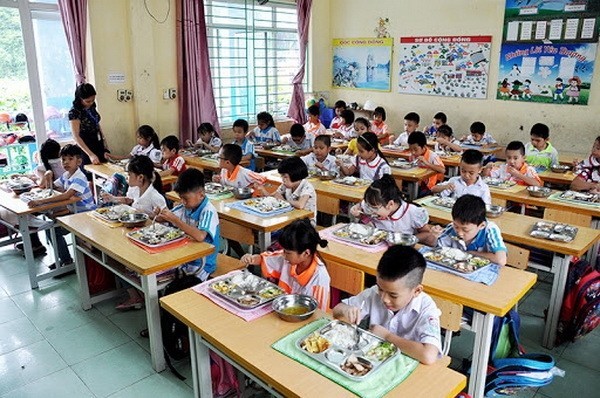 Kiểm tra đột xuất các đơn vị cung cấp nguyên liệu, suất ăn phục vụ bán trú