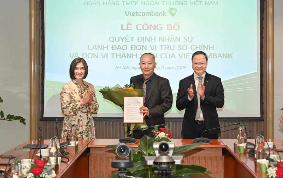 Ông Lê Quang Vinh - Thành viên Hội đồng Quản trị, Tổng Giám đốc Vietcombank (bên phải) và bà Phùng Nguyễn Hải Yến - Phó Tổng Giám đốc Vietcombank, kiêm Chủ tịch Vinafico Hồng Kông trao quyết định và tặng hoa chúc mừng ông Trần Việt Anh - TV HĐQT kiêm Giám