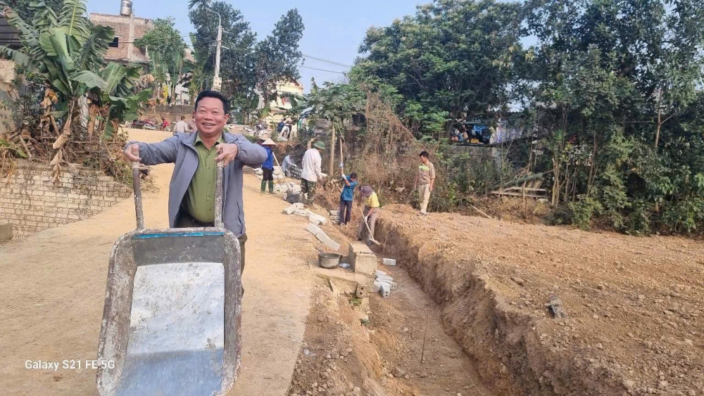 Nhân dân đồng lòng góp công sức, tiền của để mở rộng đường làng, làm quê hương khang trang hơn.