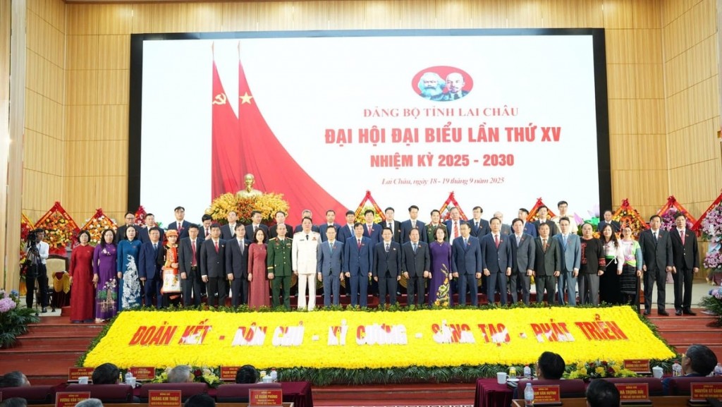 Ban chấp hành Đảng bộ tỉnh Lai Châu khoá XV nhiệm kỳ 2025-2030 ra mắt Đại hội. Ảnh: Trung tâm báo chí Đại hội. Ban chấp hành Đảng bộ tỉnh Lai Châu khoá XV nhiệm kỳ 2025-2030 ra mắt Đại hội. Ảnh: Trung tâm báo chí Đại hội.