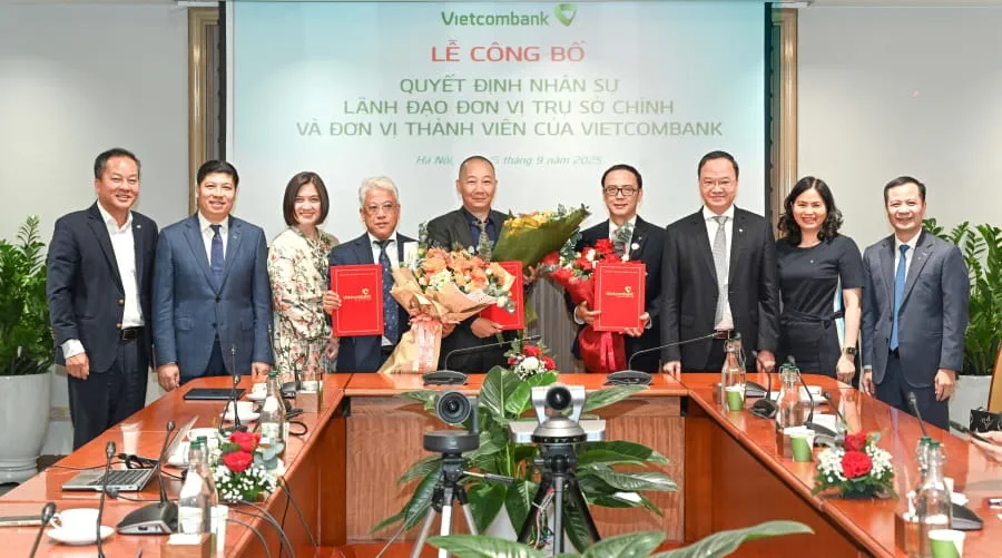 Đại diện Ban lãnh đạo Vietcombank chụp ảnh lưu niệm cùng 3 nhân sự được tiếp nhận, cử biệt phái, điều động và bổ nhiệm