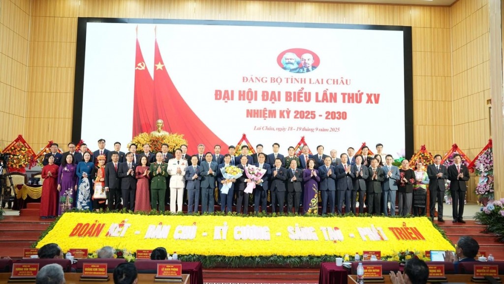 Đồng chí Phan Thăng An, Phó Trưởng ban Tổ chức Trung ương và đồng chí Nguyễn Quốc Trị, Thứ trưởng Bộ Nông nghiệp và Môi trường tặng hoa Ban Chấp hành Đảng bộ tỉnh Lai Châu khóa XV. Ảnh: Trung tâm báo chí Đại hội. Đồng chí Phan Thăng An, Phó Trưởng ban Tổ chức Trung ương và đồng chí Nguyễn Quốc Trị, Thứ trưởng Bộ Nông nghiệp và Môi trường tặng hoa Ban Chấp hành Đảng bộ tỉnh Lai Châu khóa XV. Ảnh: Trung tâm báo chí Đại hội.