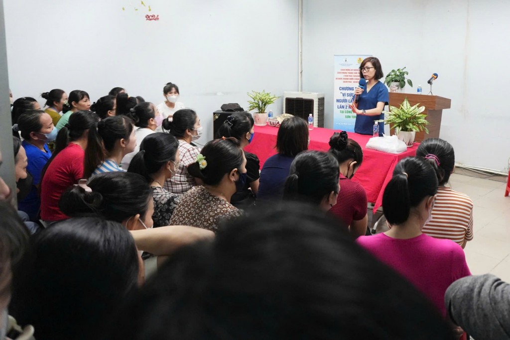 Ngoài khám bệnh, các công nhân còn được tư vấn chăm sóc sức khỏe