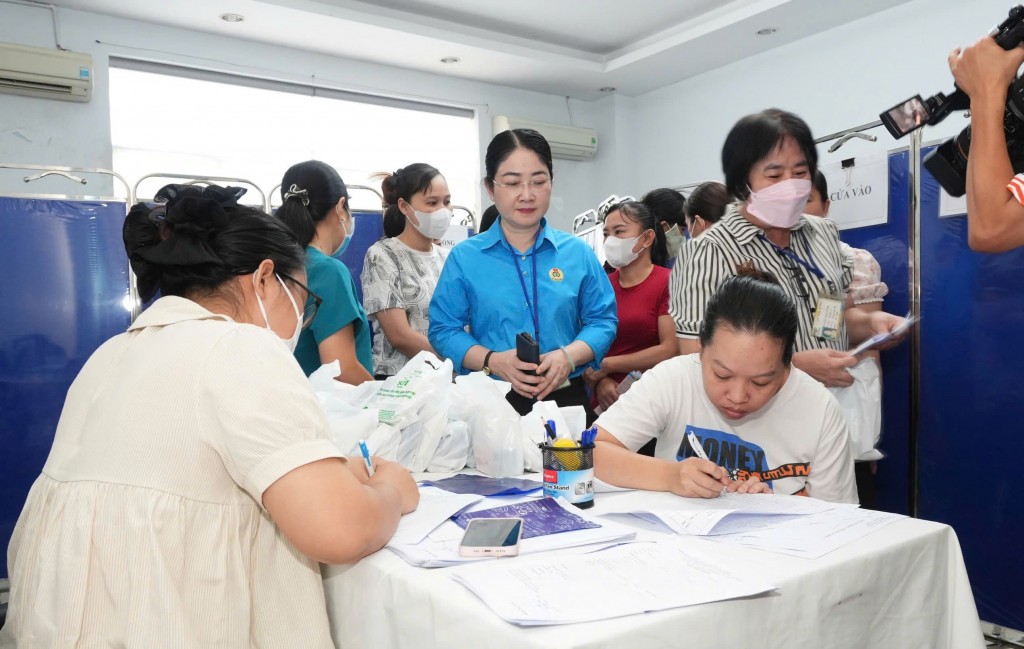 hàng ngàn công nhân, người lao động tại TP Hồ Chí Minh được khám bệnh, tư vấn sức khỏe và cấp thuốc miễn phí