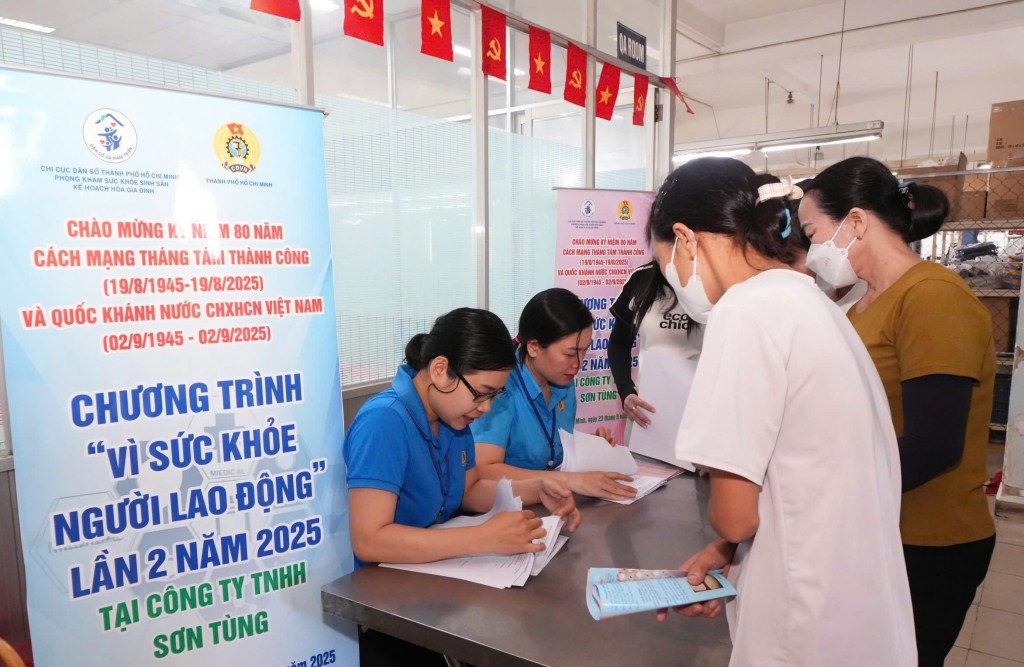 công nhân Công ty Sơn Tùng được thăm khám sức khỏe miễn phí