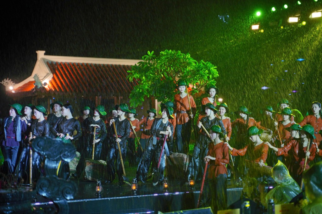 Sâu lắng chương trình nghệ thuật đặc biệt “Lời tri ân - Dòng sông hoa lửa”